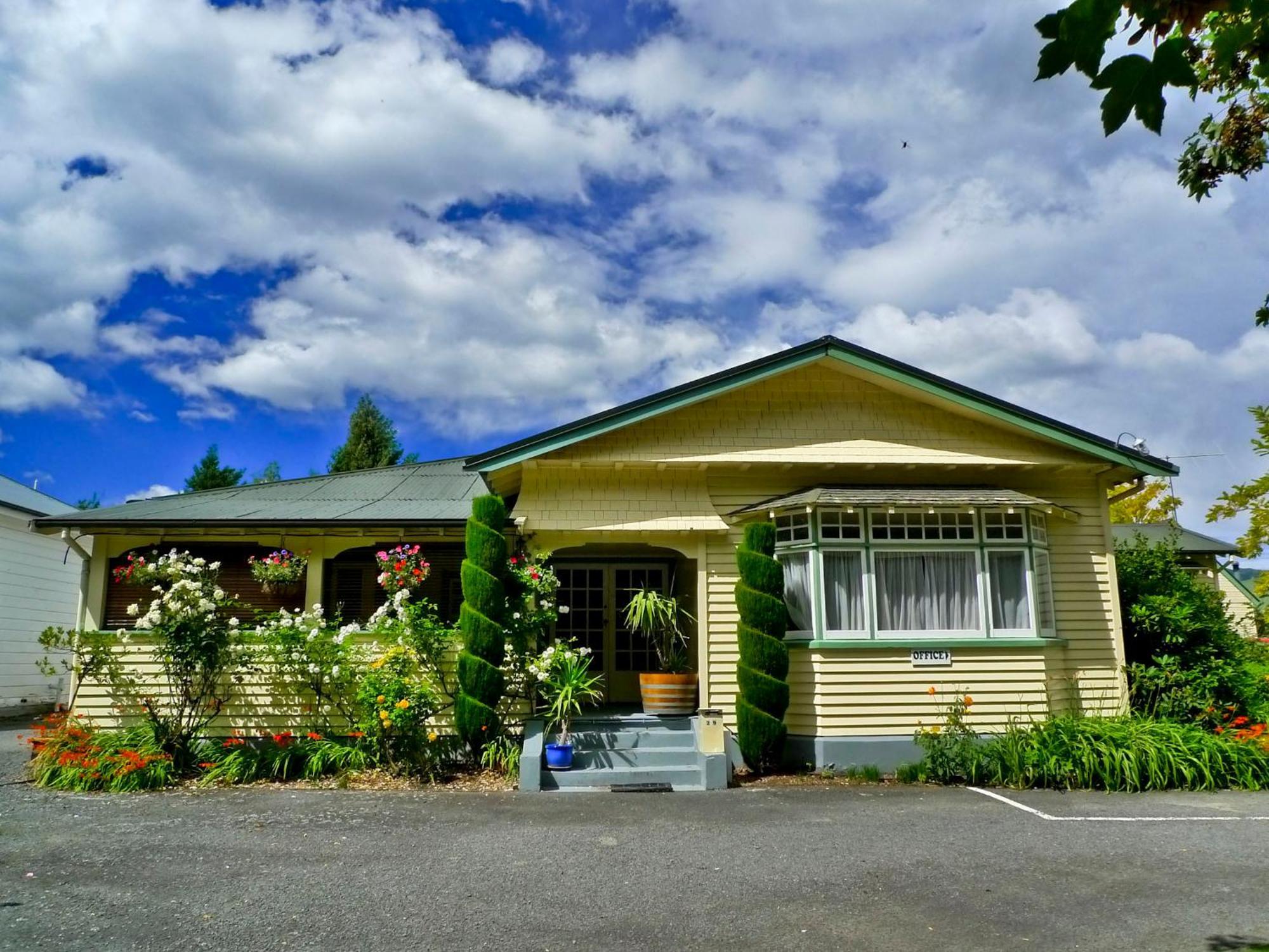 Glenalvon Lodge Motel 핸머스프링스 외부 사진